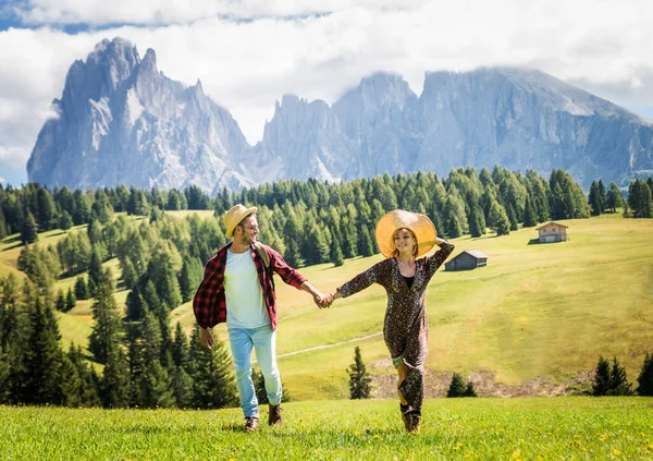 Frumos Cuplu Tânăr Care Călătorește Dolomiți Italia Doi Îndrăgostiți Care — Fotografie, imagine de stoc