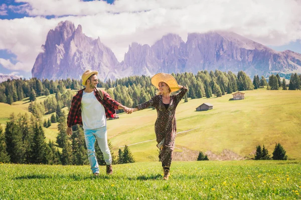Hermosa Pareja Joven Que Viaja Los Dolomitas Italia Dos Amantes —  Fotos de Stock