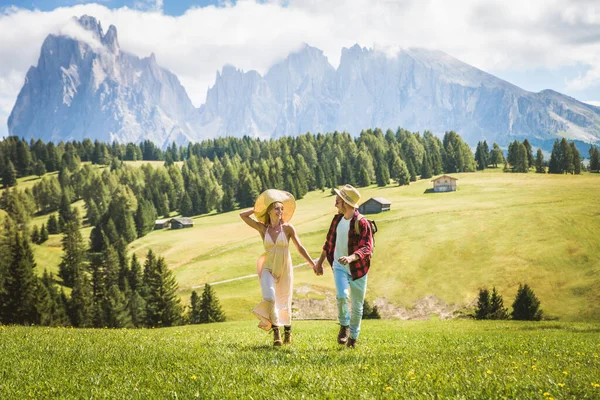 Schönes Junges Paar Den Dolomiten Italien Zwei Verliebte Bei Einem — Stockfoto