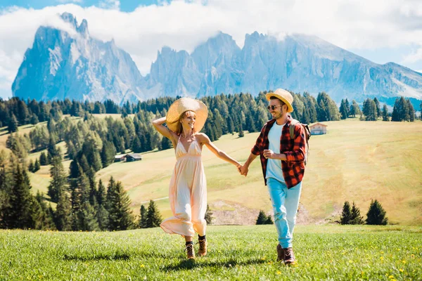 Belo Jovem Casal Viajando Nas Dolomitas Itália Dois Amantes Fazendo — Fotografia de Stock