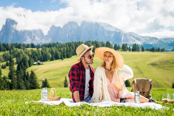 Gyönyörű Fiatal Pár Utazik Dolomitok Olaszország Két Szerelmes Amelynek Egy — Stock Fotó