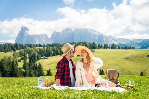 Krásný Mladý Pár Cestující Dolomitech Itálie Dva Milenci Mají Jednodenní — Stock fotografie
