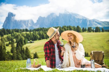 Dolomitler, İtalya 'da seyahat eden genç ve güzel bir çift.