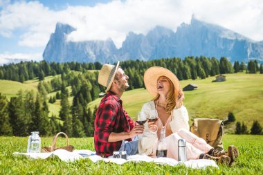Dolomitler, İtalya 'da seyahat eden genç ve güzel bir çift.