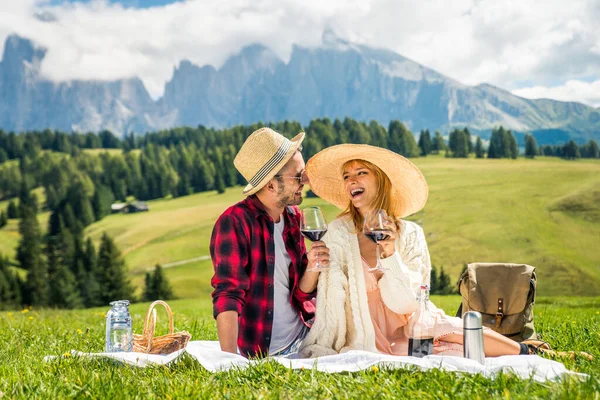Gyönyörű Fiatal Pár Utazik Dolomitok Olaszország Két Szerelmes Amelynek Egy — Stock Fotó