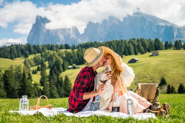 Belo Jovem Casal Viajando Nas Dolomitas Itália Dois Amantes Fazendo — Fotografia de Stock