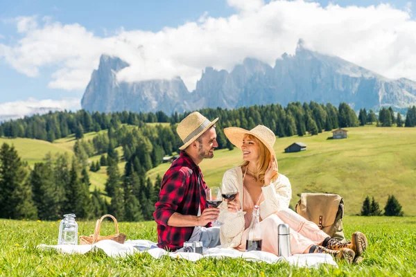 Krásný Mladý Pár Cestující Dolomitech Itálie Dva Milenci Mají Jednodenní — Stock fotografie