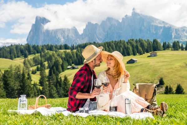 Belo Jovem Casal Viajando Nas Dolomitas Itália Dois Amantes Fazendo — Fotografia de Stock