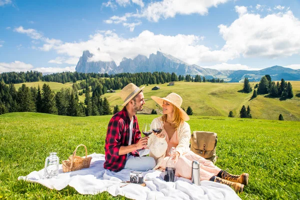 Gyönyörű Fiatal Pár Utazik Dolomitok Olaszország Két Szerelmes Amelynek Egy — Stock Fotó