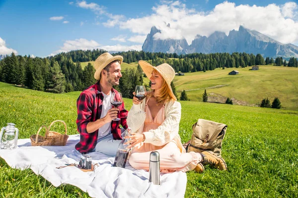 Hermosa Pareja Joven Que Viaja Los Dolomitas Italia Dos Amantes — Foto de Stock