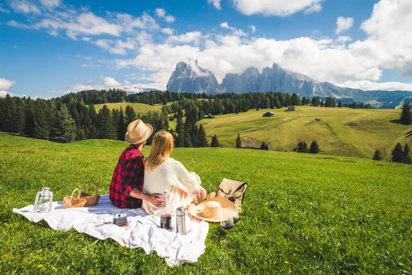 Bella Giovane Coppia Che Viaggia Nelle Dolomiti Due Amanti Che — Foto Stock