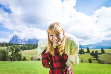 Dolomitler, İtalya 'da seyahat eden genç ve güzel bir çift.
