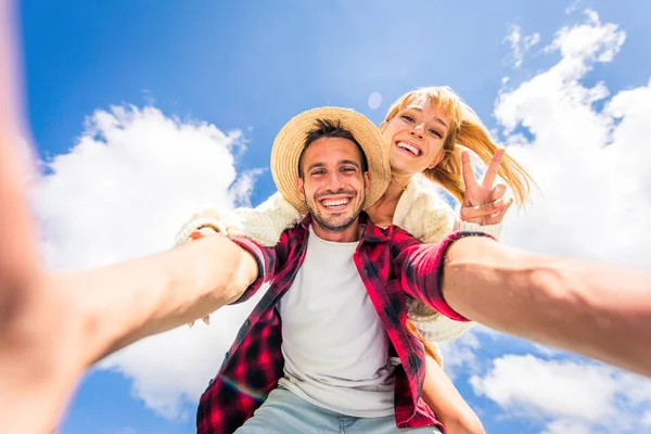 Belo Jovem Casal Viajando Nas Dolomitas Itália Dois Amantes Fazendo — Fotografia de Stock