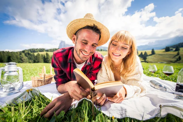 Beautiful Young Couple Travelling Dolomites Italy Two Lovers Having Day — Stock Photo, Image