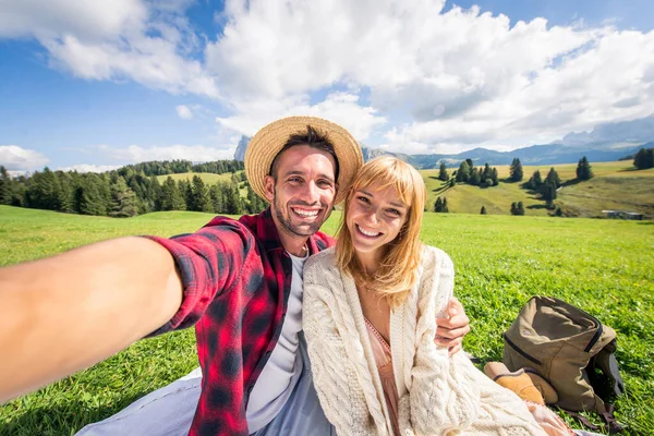 Belo Jovem Casal Viajando Nas Dolomitas Itália Dois Amantes Fazendo — Fotografia de Stock