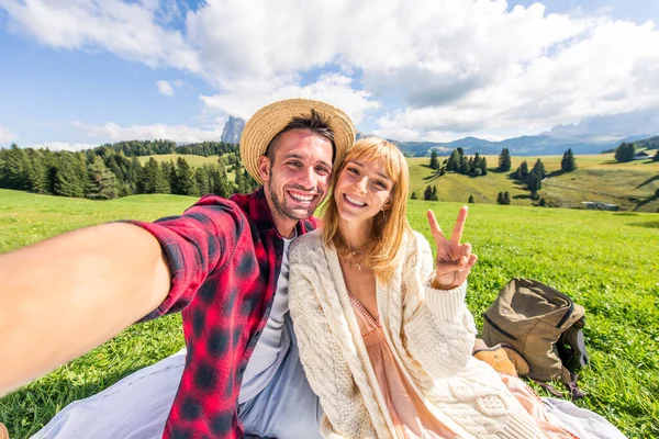 Belo Jovem Casal Viajando Nas Dolomitas Itália Dois Amantes Fazendo — Fotografia de Stock