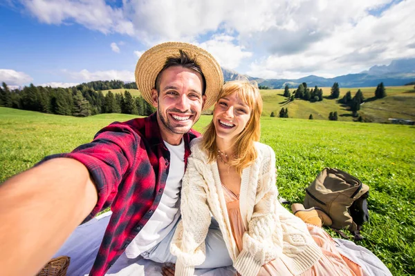 Belo Jovem Casal Viajando Nas Dolomitas Itália Dois Amantes Fazendo — Fotografia de Stock