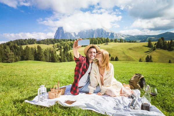 Belo Jovem Casal Viajando Nas Dolomitas Itália Dois Amantes Fazendo — Fotografia de Stock