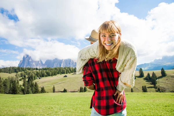 Krásný Mladý Pár Cestující Dolomitech Itálie Dva Milenci Mají Jednodenní — Stock fotografie