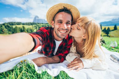 İtalyan Dolomite Dağları 'nda tatilde olan mutlu çift. Genç adam ve kadın pov selfie çekiyorlar.