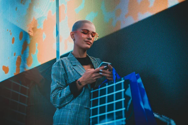 Imagen Una Hermosa Joven Posando Contra Panel Led Cabeza Afeitada — Foto de Stock