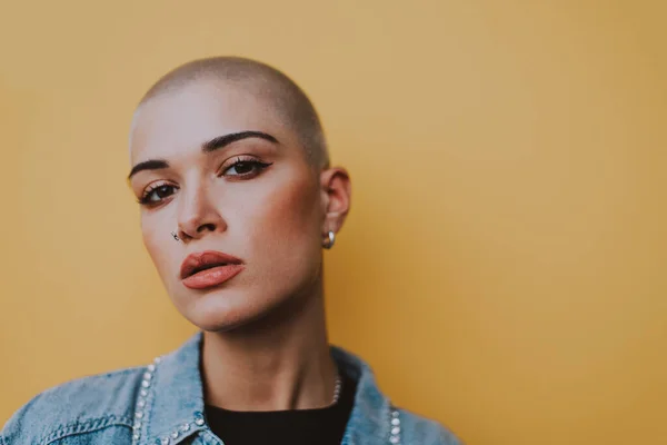 Afbeelding Van Een Mooie Vrouw Met Kaal Geschoren Haar — Stockfoto