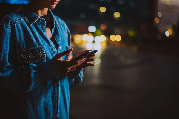 Imagem Uma Jovem Mulher Usando Telefone Celular Rua Menina Com — Fotografia de Stock