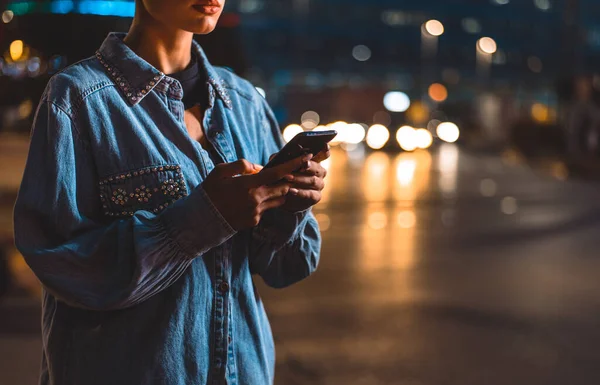 Obrázek Mladé Ženy Používající Mobilní Telefon Ulici Dívka Krátkými Oholenými — Stock fotografie