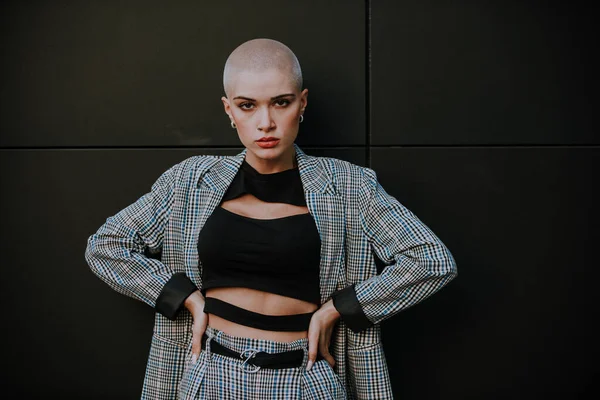 Afbeelding Van Een Mooie Vrouw Met Kaal Geschoren Haar — Stockfoto