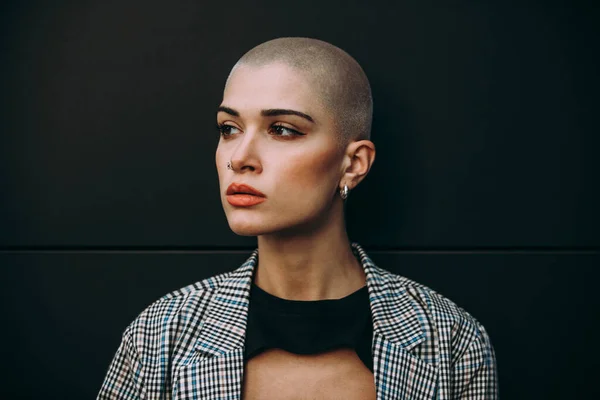 Imagem Uma Mulher Bonita Com Cabelo Raspado Careca — Fotografia de Stock