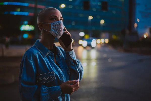 Imagem Uma Jovem Mulher Usando Telefone Celular Rua Menina Com — Fotografia de Stock