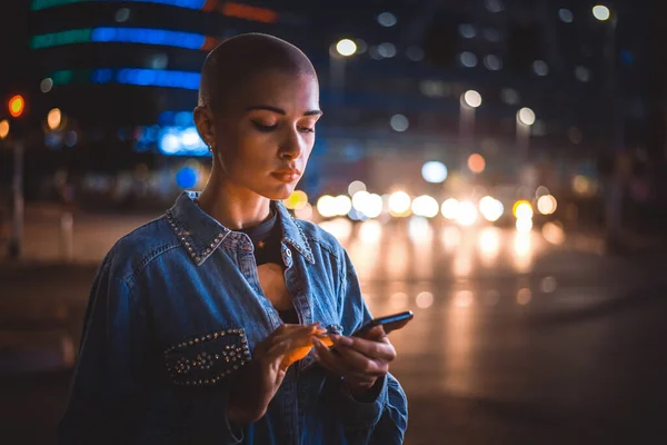 Obrázek Mladé Ženy Používající Mobilní Telefon Ulici Dívka Krátkými Oholenými — Stock fotografie