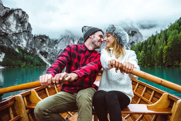 Berggeschichten Glückliches Paar Auf Fernweh Urlaub Freund Und Freundin Verbringen — Stockfoto