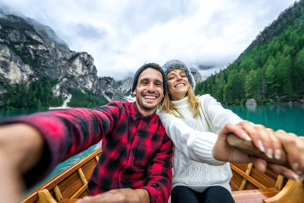 Historias Montaña Una Pareja Feliz Vacaciones Placer Novio Novia Pasando —  Fotos de Stock