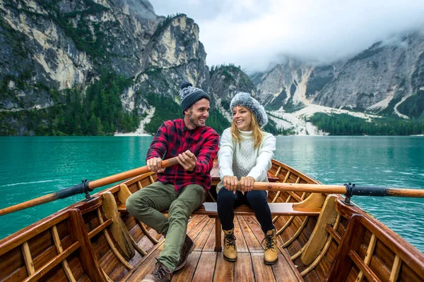 山地故事 一对快乐的夫妇在一个流浪的度假 男朋友和女朋友在湖边共度时光 关于生活方式和冬季旅行的讲故事概念 — 图库照片