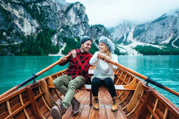 Historias Montaña Una Pareja Feliz Vacaciones Placer Novio Novia Pasando — Foto de Stock