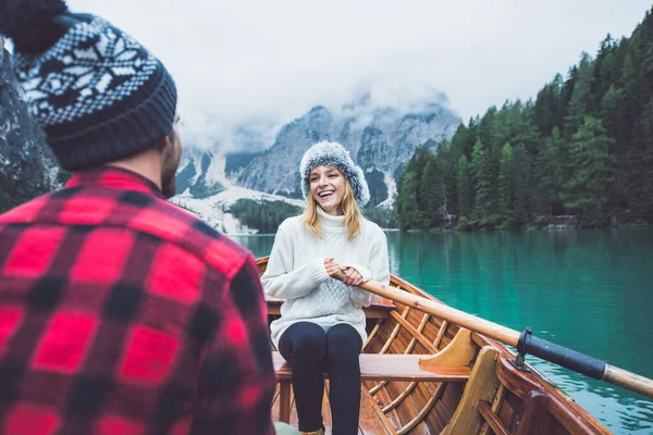 Storie Montagna Coppia Felice Una Vacanza Vagabonda Fidanzato Fidanzata Passare — Foto Stock