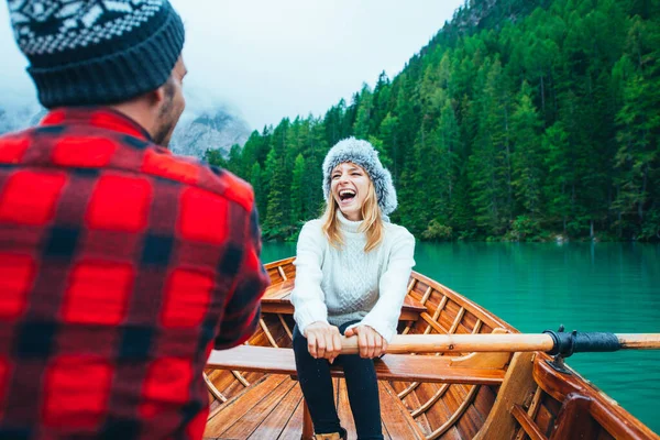 山の話だ 放浪の休暇で幸せなカップル ボーイフレンドとガールフレンドが湖で一緒に時間を過ごす ライフスタイルと冬の旅についての物語のコンセプト — ストック写真