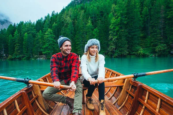 Berggeschichten Glückliches Paar Auf Fernweh Urlaub Freund Und Freundin Verbringen — Stockfoto