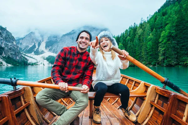 Histórias Montanha Casal Feliz Umas Férias Wanderlust Namorado Namorada Passando — Fotografia de Stock