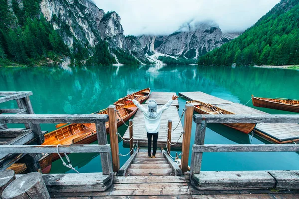 Bergverhalen Gelukkig Meisje Een Zwerflustvakantie Jonge Vrouw Zoek Naar Uitzicht — Stockfoto