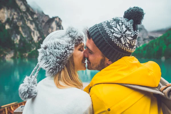 Storie Montagna Coppia Felice Una Vacanza Vagabonda Fidanzato Fidanzata Passare — Foto Stock