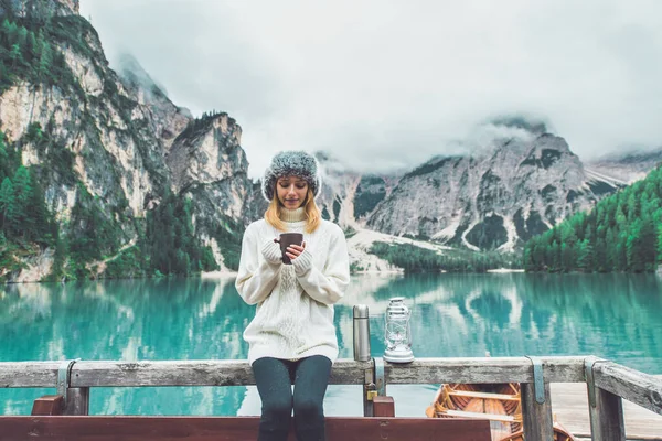 山地故事 快乐的女孩在游手好闲的假期 看风景的年轻女人 — 图库照片