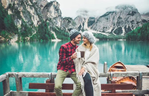 山の話だ 放浪の休暇で幸せなカップル ボーイフレンドとガールフレンドが湖で一緒に時間を過ごす ライフスタイルと冬の旅についての物語のコンセプト — ストック写真