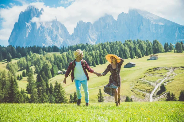 一对快乐的夫妇在意大利白云山度假 在美丽的绿色草地上进行活动的男女青年 — 图库照片