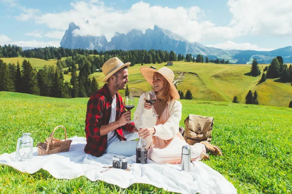 Pareja Feliz Vacaciones Las Montañas Dolomitas Italianas Joven Hombre Mujer — Foto de Stock