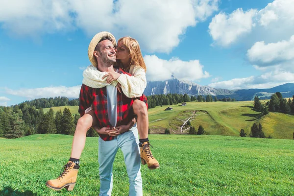 Šťastný Pár Dovolené Horách Italských Dolomitů Mladý Muž Žena Hrají — Stock fotografie