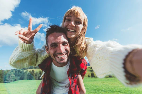 Pareja Feliz Comiendo Bocadillo Café Hombre Mujer Viaje Luna Miel —  Fotos de Stock