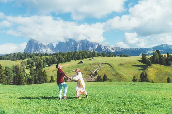 Talyan Dolomite Dağları Nda Tatilde Olan Mutlu Çift Genç Adam — Stok fotoğraf