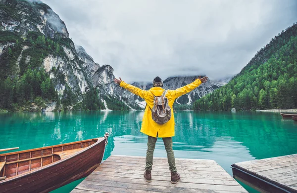 Bergverhalen Gelukkige Backpacker Een Zwerflustvakantie Man Met Een Gele Regenjas — Stockfoto